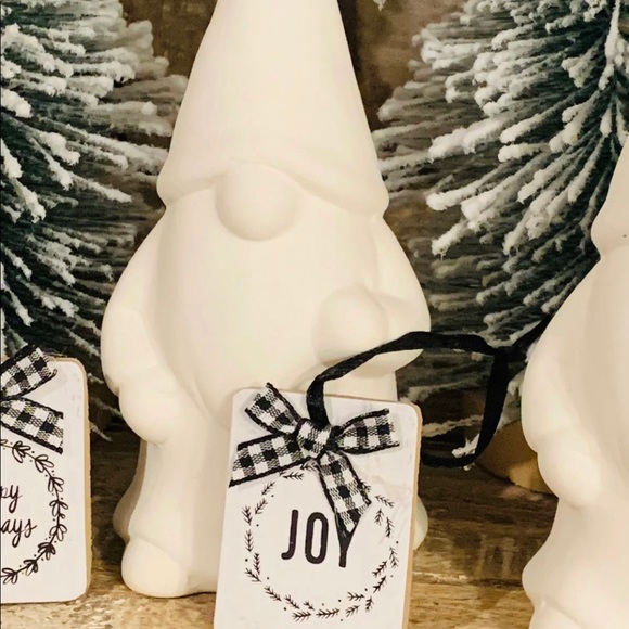 6 Pieces: 3 White Gnomes, 3 Black & White Mini Sign Ornaments - Picture 3 of 8